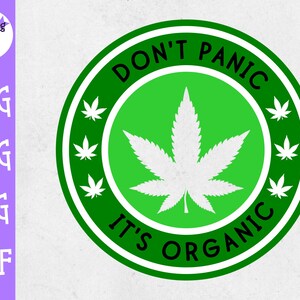 Puede incluir: Pegatina circular verde y blanca con el texto "No te preocupes, es orgánico" y un diseño de hoja de marihuana.