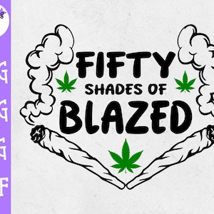 Op de afbeelding: Zwart en groen grafisch ontwerp met de tekst "Fifty Shades of Blazed" en twee marihuanabladeren. Het ontwerp toont twee gestileerde marihuanajoints met rookpluimen.