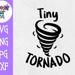 Puede incluir: Diseño gráfico en blanco y negro de un tornado con el texto "Tiny Tornado" encima.