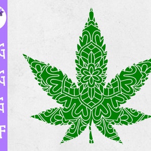 Op de afbeelding: Groen cannabisbladontwerp met ingewikkelde mandala patronen. De afbeelding bevat de tekst "SVG, PNG, JPG, DXF" en een logo met de tekst "Shooting Star SVG". Het blad staat centraal op een witte achtergrond.