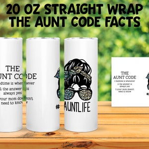 Könnte beinhalten: Drei weiße gerade Becher mit 20 Unzen mit einer schwarz-weißen Grafik einer Frau mit einem unordentlichen Dutt und Sonnenbrille. Die Grafik hat ein Leopardenmuster. Der Text "The Aunt Code" und "#AuntLife" ist auf den Bechern aufgedruckt.