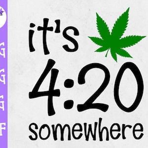 Pode incluir: Folha de marijuana verde e preta com o texto "it's 4:20 somewhere" em branco, escrito à mão.