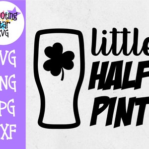 以下が含まれることがあります： 四つ葉のクローバーが入ったパイントグラスと「little half pint」というテキストの白黒グラフィックデザイン。