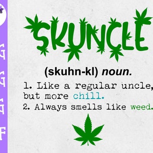 Puede incluir: Un diseño de hoja de marihuana verde con la palabra "SKUNCLE" escrita en letras verdes. El texto de abajo define "SKUNCLE" como un sustantivo, que significa "como un tío normal, pero más relajado. Siempre huele a hierba."