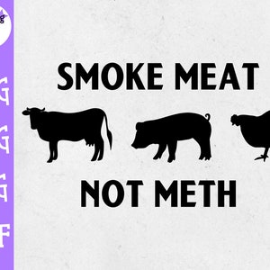 Puede incluir: Diseño gráfico en blanco y negro con el texto "Smoke Meat Not Meth". El gráfico incluye una vaca, un cerdo y una gallina.