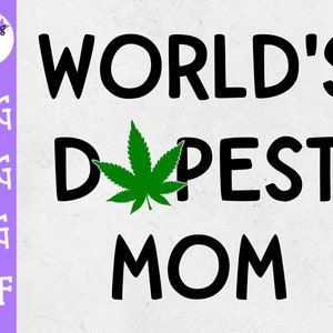 Puede incluir: Fondo blanco con el texto negro "WORLD'S DOPEST MOM", con una hoja de cannabis verde que reemplaza la "O" en "DOPEST". Un logotipo morado y blanco con abreviaturas de tipo de archivo está a la izquierda.