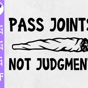 Op de afbeelding: Zwart-wit grafisch ontwerp met de tekst "Pass Joints Not Judgement" en een gestileerde afbeelding van een joint.