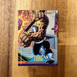 Imán para nevera con cartas coleccionables recicladas The Thing