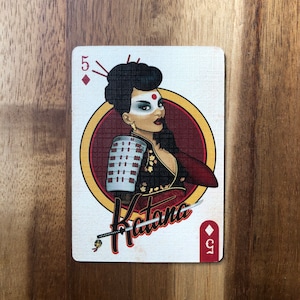 Aimant pour réfrigérateur cartes à jouer recyclées DC Bombshells de Katana