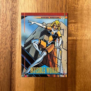 Aimant de réfrigérateur de cartes à collectionner recyclées Invisible Woman