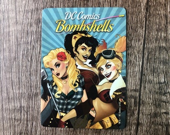 Imán para nevera con naipes reciclados de DC Bombshells