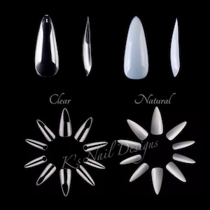 Könnte beinhalten: Ein Set mit 12 falschen Nägeln in Stilettoform in zwei Farben: klar und natur. Die Nägel sind in einem Kreis angeordnet, wobei die klaren Nägel links und die natürlichen Nägel rechts liegen. Der Text "K's Nail Designs" ist in der Mitte des Bildes sichtbar.