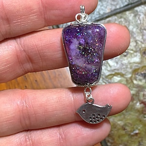 Draht gewickelter handgemachter Stein, violetter Harzstein, violette Halskette, drahtgewickelter Anhänger, violetter Anhänger, Boho Halskette