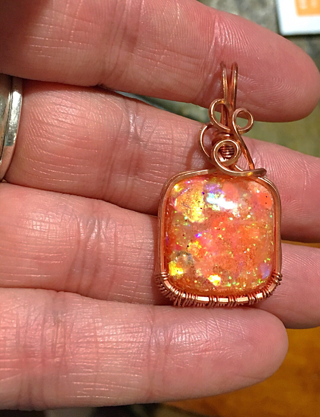 Pendentif Vintage En Résine Couleur Or Avec Cabochon Opale De Feu - Chaîne Incluse, Unisexe