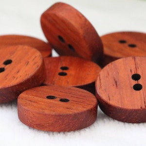 Große orange/rote Narraholz Knöpfe mit kleinen Löchern, Bastelknöpfe, große Akzentknöpfe, Mantelknöpfe, Knöpfe zum Stricken,