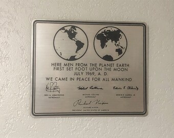 REPLICA OF PLAQUE LEFT ON MOON BY APOLLO 11 ASTRONAUTS 8X10 NASA PHOTO CC-101 REPLICA OF PLAQUE LEFT ON MOON BY APOLLO 11 ASTRONAUTS 8X10 NASA PHOTO CC-101