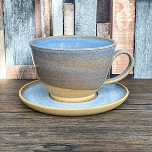 Grande tasse et soucoupe tournées vers la roue | Grès à moitié nu à glaçure bleue | Soupe, café ou thé | 550 ml
