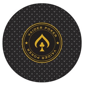 Peut inclure: Jetons de poker ronds noirs avec un motif de pique et de trèfle doré au centre. Le texte "VAIDER POKER" est imprimé autour du cercle doré. Le fond est noir avec un motif répété de symboles de cartes.