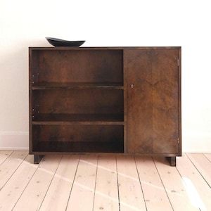 Aparador antiguo sueco de madera oscura, aparador vintage escandinavo de nogal, armario de los años 40 con puerta, muebles funcionalistas suecos