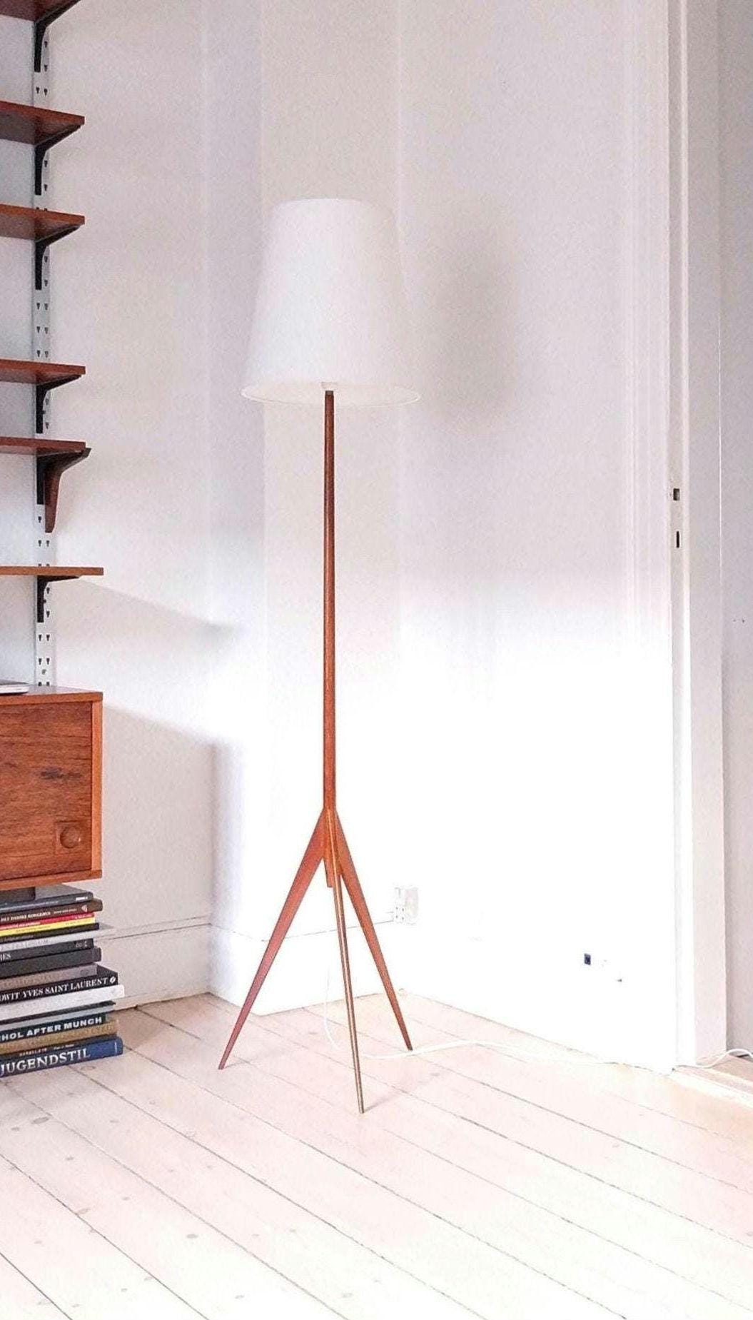 ミッドセンチュリーチークフロアランプ、シェード付き三脚フロアランプ