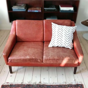 Duńska sofa dwuosobowa Georg Thams z połowy XX wieku, skórzana sofa dwuosobowa z brązowej skóry, sofa dwuosobowa z połowy XX wieku, sofa McM Furniture z patyną