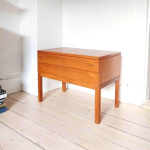 Teak Kommode Mid Century Eingangsbereich mit Schubladen Vintage Teak Nachttisch schwedische Kommode kleine Vintage Kommode Teak Nachttisch
