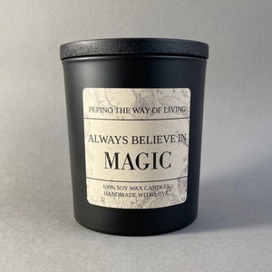Duftkerze im Glas (300 ml) — handgegossen aus 100 % Sojawachs — hochwertig, vegan — Kerze „ALWAYS BELIEVE…“, ideales Geschenk oder Wohn-Deko