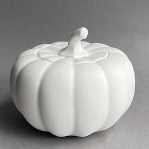 Deko-Dose in Kürbisform — handgefertigte Schmuckdose mit puristischem Design und herbstlicher Eleganz