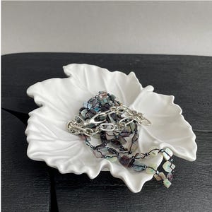 Schmuckschale, off white, handgefertigt aus Keramik, in Blattform — Schale „MAPLE“, ideal als kleine Schlüsselablage oder Wohnaccessoire