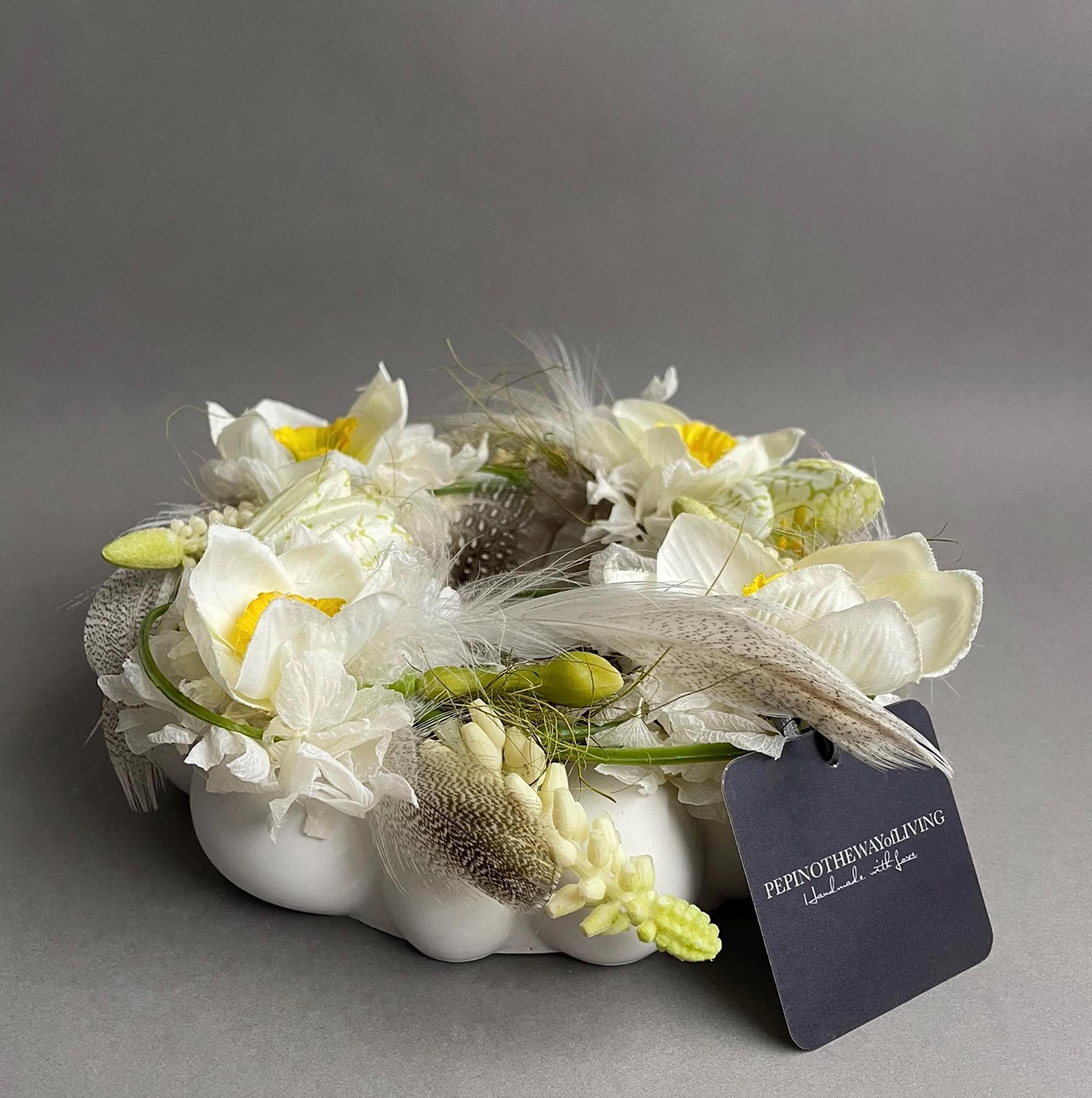 Flower wreath with artificial daffodils and preserved hydrangeas — handmade table wreath “MUSCARI” with ceramic base for your table decoration