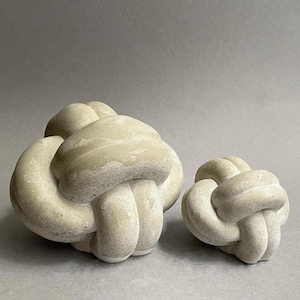 Scultura a forma di nodo in cemento — set di 2 pezzi fatti a mano — oggetti decorativi minimalisti per soggiorno, studio, corridoio e ufficio