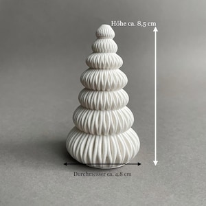 Puede incluir: Adorno de &aacute;rbol de Navidad de cer&aacute;mica blanca con un dise&ntilde;o acanalado. El adorno mide 8,5 cm de alto y 4,8 cm de di&aacute;metro. "H&ouml;he ca. 8,5 cm" y "Durchmesser ca. 4,8 cm" est&aacute;n escritos en alem&aacute;n en la imagen.