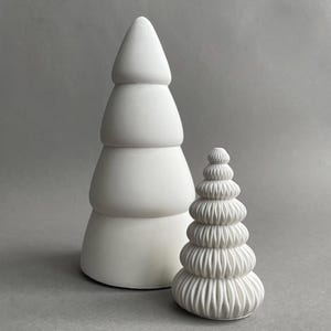 Conjunto de esculturas en blanco roto: elegantes árboles de Navidad minimalistas, puristas y modernos, para Navidad y todo el año. imagen 1