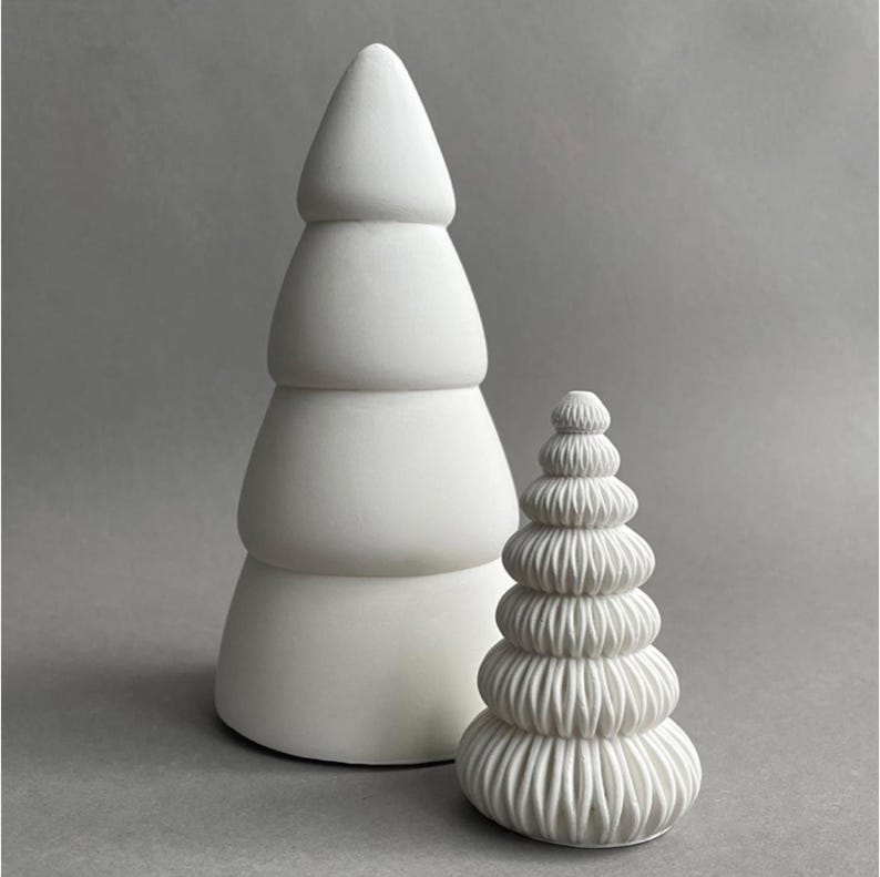 Conjunto de esculturas en blanco roto: elegantes árboles de Navidad minimalistas, puristas y modernos, para Navidad y todo el año. imagen 1