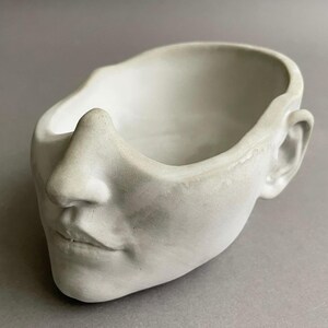 Bol sculptural en béton orné d'un visage — vide-poches artisanal et plateau de rangement minimaliste