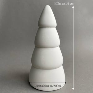 Puede incluir: Adorno de &aacute;rbol de Navidad de cer&aacute;mica blanca con un dise&ntilde;o en capas. El adorno mide 16 cm de alto y 7,8 cm de di&aacute;metro.