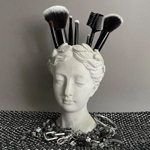 Frauenbüste aus Beton — handgefertigter Frauenkopf im zeitlosen Design — Blumentopf, Stifte- oder Pinselhalter