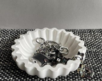 Plato para joyas en color blanco roto, hecho a mano con un diseño acanalado, plato redondo pequeño, ideal como bandeja para llaves, decoración o accesorio para el hogar.