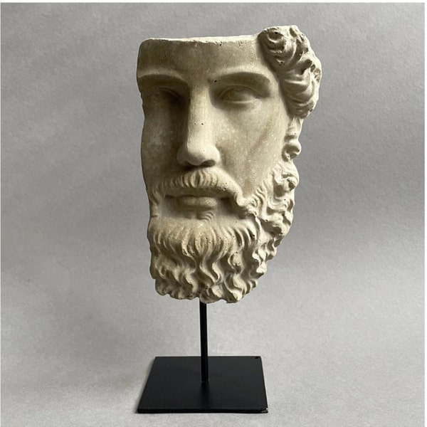 Skulptur „MAN WITH BEARD“ auf Metallständer — Mann mit Bart aus Beton, grau — Büste Mann — Figur Mann — Gesicht Mann — Dekoration Mann