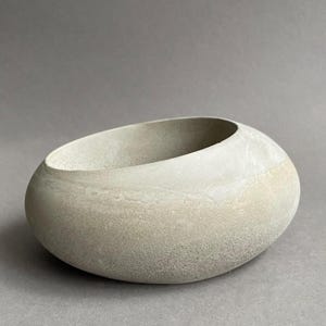 Betonnen pot in steenvorm — handgemaakt, minimalistisch — te gebruiken als bloempot, opbergkom of als minimalistische woondecoratie.