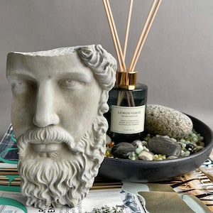 Betonnen buste van een man met een baard — handgemaakte sculptuur voor een moderne, mannelijke woon- en interieurinrichting.