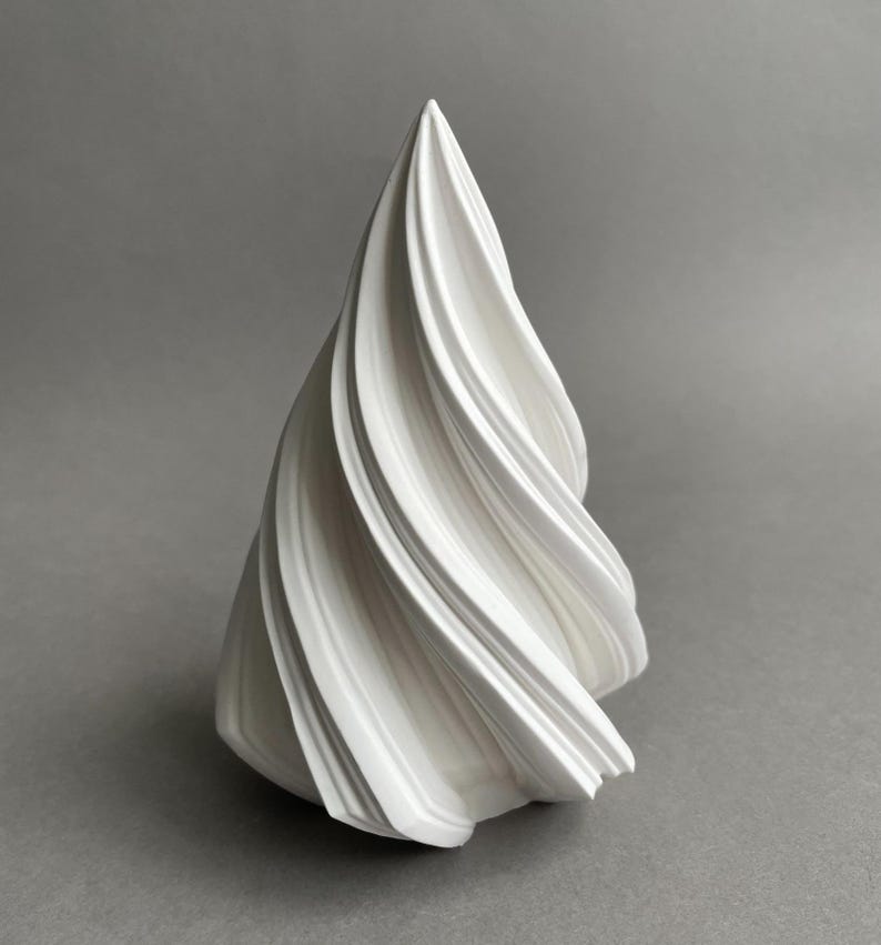 Może przedstawiać: Biała ceramiczna rzeźba o spiralnym, wirującym wzorze. Rzeźba ma kształt stożka i gładkie, błyszczące wykończenie.
