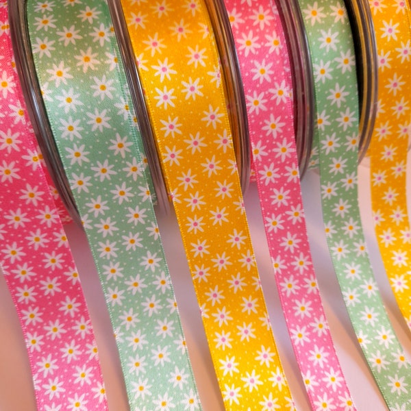 Berisfords Multi Colored Daisy Print Satin Ribbon 15 et 25mm Emballage Cadeau Gâteau Décoration Party Baking Cupcake Jaune Rose Vert