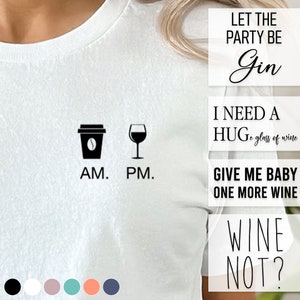 Könnte beinhalten: Weißes T-Shirt mit einer Grafik von einer Kaffeetasse und einem Weinglas, mit dem Text "AM. PM." darunter. Der Text "LET THE PARTY BE Gin I NEED A HUGe glass of wine GIVE ME BABY ONE MORE WINE WINE NOT?" ist auf der rechten Seite des Shirts aufgedruckt.