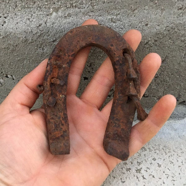 Vintage horseshoes / Used horseshoes / Rusty horseshoes / Iron horseshoes / Vintage horse shoe / Vintage decor /Old horseshoes /Rusty crusty