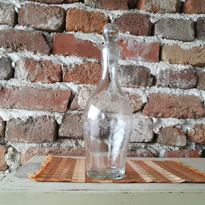 Glasflasche / eine Flasche Alkohol / Flasche für Flüssigkeiten / Glasflasche für Flüssigkeiten / Gravierte Flasche für Flüssigkeiten / Flasche mit Stecker