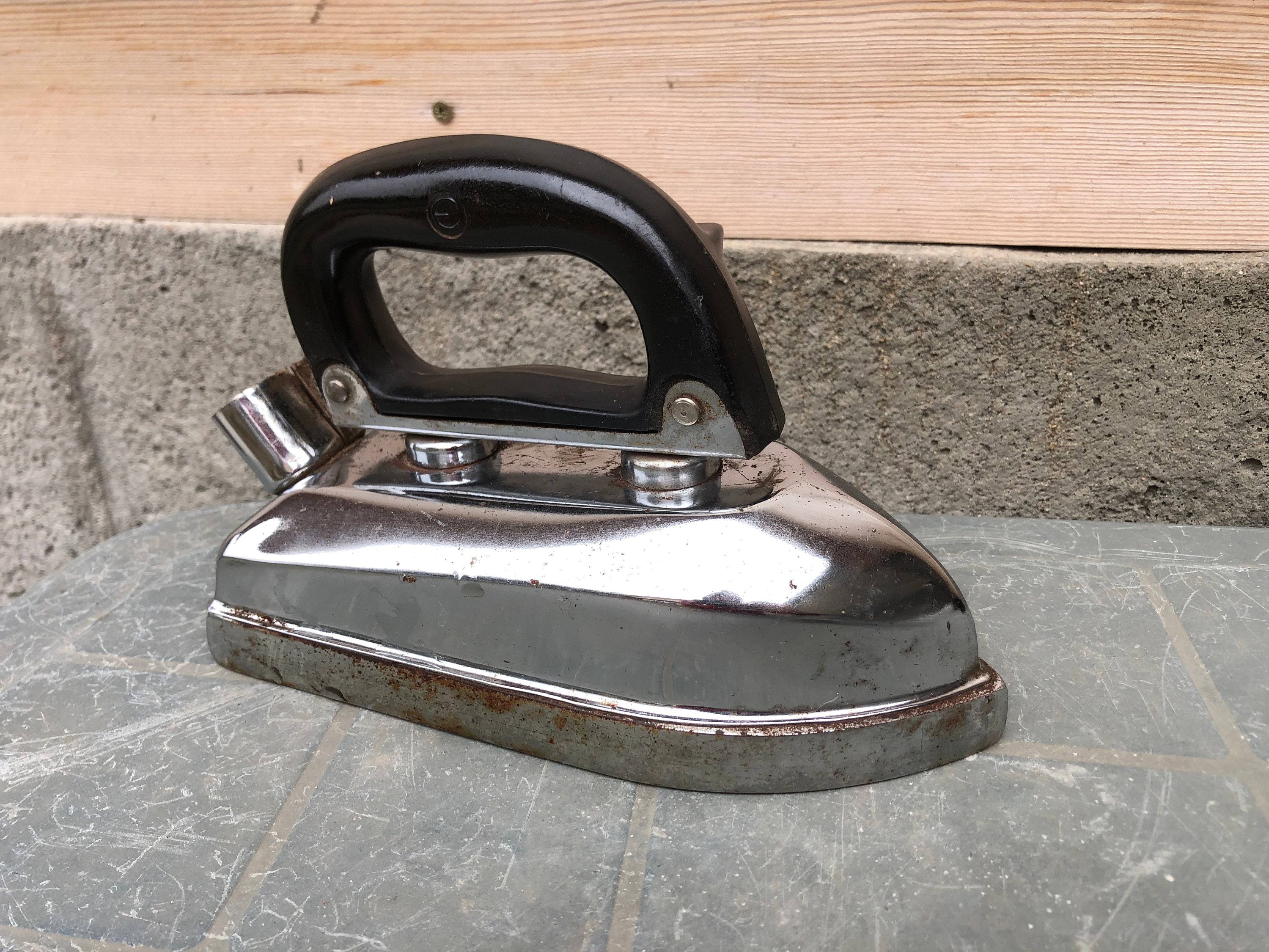 Altes Eisen / Schweres Eisen / Eisen zum Bügeln von Kleidung / Vintage Eisen / Vintage Eisenhalter / Elektrisches Bügeleisen / Kordeleisen / Retro Eisen