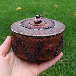 Leather box /Leather jewelery box /Rustic ring box/Vintage leather box/Jewellery box /Round leather box /Brown leather box / Jewelry storage