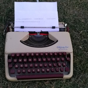 Writing machine Olympia / German typewriter Olympia / Home decor /Working Typewriter 60s / Vintage Olympia Splendid 33 / Portable Typewriter