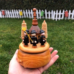 Carrusel musical / Un juguete musical / Juguete vintage / Un juguete de madera / Juguete hecho a mano / Caja de música / Carrusel de reliquias / Decoración del hogar / Idea de regalo